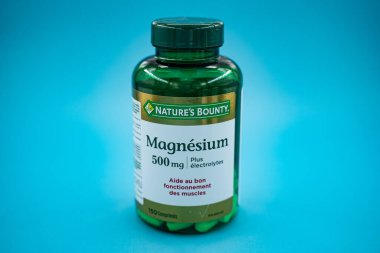 Nature 's Bounty Magnesium 500 mg takviye şişesi. Toronto, Kanada - 31 Temmuz 2025.