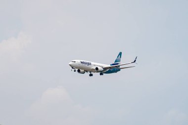 Gökyüzünde uçan WestJet uçağının görüntüsü. Toronto, Kanada - 8 Ağustos 2025.