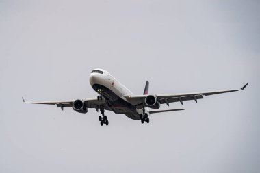 Gökyüzünde uçan Air Canada uçağının görüntüsü. Toronto, Kanada - 8 Ağustos 2025.