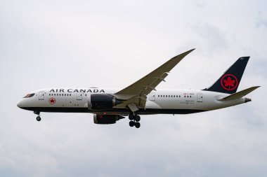 Gökyüzünde uçan Air Canada uçağının görüntüsü. Toronto, Kanada - 8 Ağustos 2025.