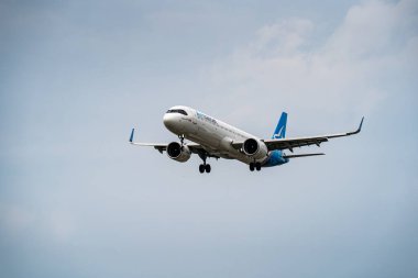 Gökyüzünde uçan Air Transat uçağının görüntüsü. Toronto, Kanada - 8 Ağustos 2025.