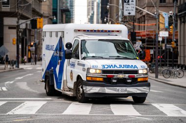Toronto Sağlık Hizmetleri ambulansı caddede görünüyor. Toronto, Kanada - 13 Ağustos 2025.