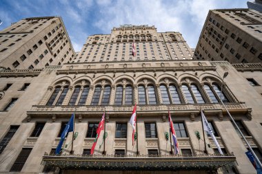 Toronto 'daki ünlü Royal York Oteli manzarası. Toronto, Kanada - 13 Ağustos 2025.
