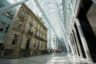 Toronto 'daki Brookfield Place binasının iç manzarası. Toronto, Kanada - 13 Ağustos 2025.
