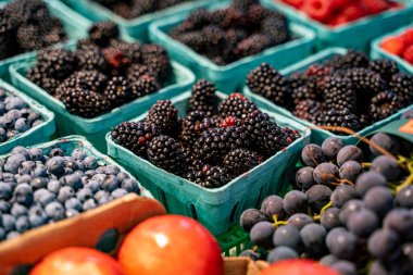 Markette böğürtlen manzarası.