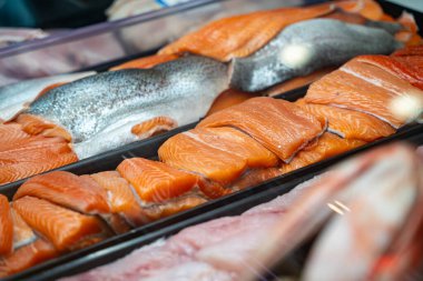 Balık pazarında taze somon fileto görüntüsü.