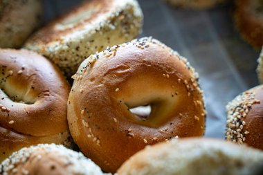 Taze susamlı simitleri üst üste istifleyin..