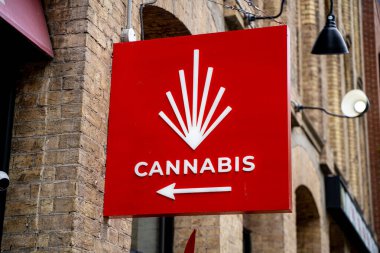 Duvardaki kenevir mağazası tabelasının görüntüsü. Toronto, Kanada - 13 Ağustos 2025.