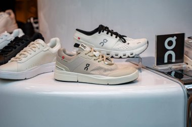 Mağazada sergilenen QN Ayakkabıları kapat. Toronto, Kanada - 13 Ağustos 2025.