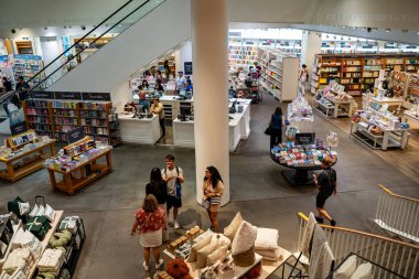 Eaton Center 'daki Indigo mağazasının iç manzarası. Toronto, Kanada - 13 Ağustos 2025.
