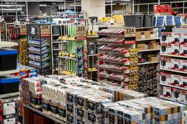 Canadian Tire mağazasının iç manzarası. Toronto, Kanada - 13 Ağustos 2025.