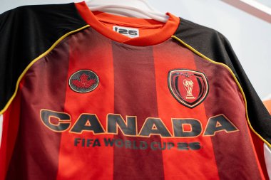 Kanada FIFA Dünya Kupası 2026 futbol forması askıda. Toronto, Kanada - 3 Ekim 2025.