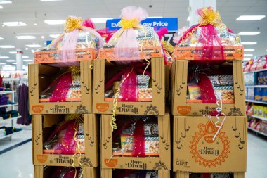 Perakende mağazasında Diwali hediye gösterimi engelliyor. Toronto, Kanada - 3 Ekim 2025.