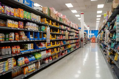 Market koridorunda çeşitli abur cubur ve içecekler var. Toronto, Kanada - 3 Ekim 2025.