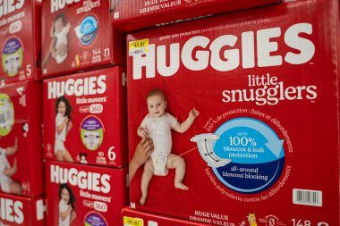 Bebek bezi kutuları perakende mağazasında sergileniyor. Toronto, Kanada - 3 Ekim 2025.