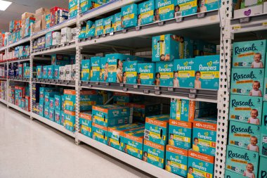 Raflara yerleştirilmiş bez kutuları. Toronto, Kanada - 3 Ekim 2025.