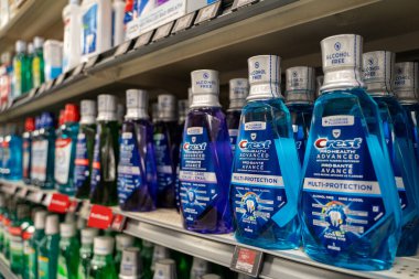 Ağız gargarası şişeleri rafta sergilenir. Toronto, Kanada - 3 Ekim 2025.