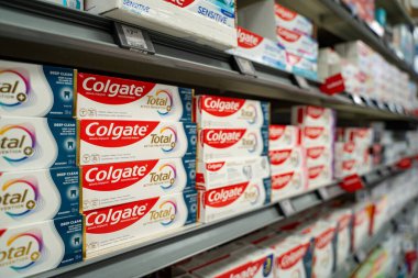 Mağaza rafında duran Colgate diş macunu kutuları. Toronto, Kanada - 3 Ekim 2025.