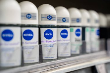Markette sergilenen Nivea deodorant şişeleri. Toronto, Kanada - 3 Ekim 2025.
