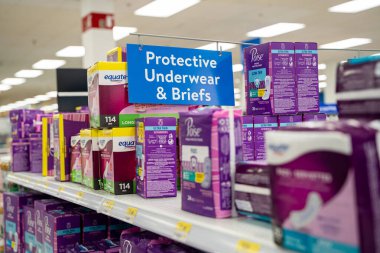 Eczanede koruyucu iç çamaşırı ve külot reyonu. Toronto, Kanada - 3 Ekim 2025.