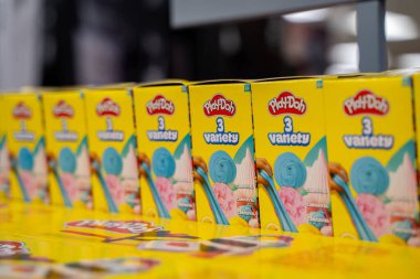 Oyun hamuru kutuları mağaza rafında sergileniyor. Toronto, Kanada - 3 Ekim 2025.