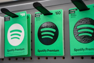 Mağaza rafında sergilenen kaliteli hediye kartlarını şımart. Toronto, Kanada - 3 Ekim 2025.