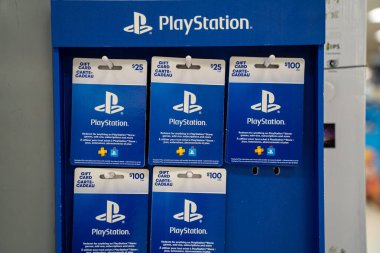 Mavi mağazada sergilenen PlayStation hediye kartları. Toronto, Kanada - 3 Ekim 2025.