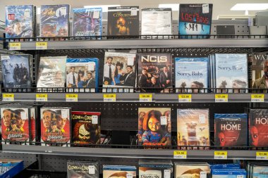 Mağaza raflarında sergilenen film ve televizyon dizisi Blu-ray diskleri. Toronto, Kanada - 3 Ekim 2025.
