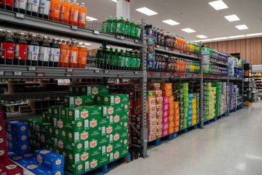 Soda şişeleri ve içecek paketleri süpermarket raflarında. Toronto, Kanada - 3 Ekim 2025.