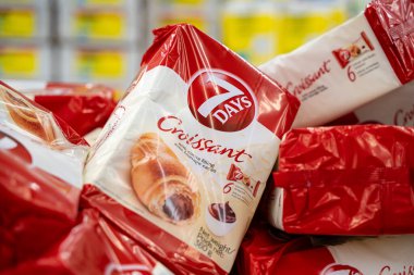 7Days kruvasan paketini kapat. Toronto, Kanada - 3 Ekim 2025.