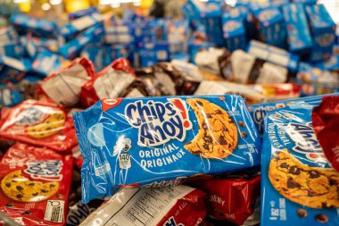 Dükkandaki Chips Ahoy kurabiye paketlerini kapat. Toronto, Kanada - 3 Ekim 2025.