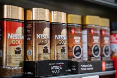 Nescafe Gold 'un hazır kahve kavanozlarının raflarını kapatın. Toronto, Kanada - 3 Ekim 2025.