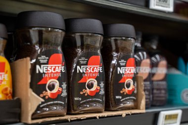Nescafe Yoğun hazır kahve kavanozlarının raflarını kapatın. Toronto, Kanada - 3 Ekim 2025.