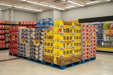 Cadılar Bayramı atıştırmalık kutuları ve süpermarket raflarında şeker sergisi. Toronto, Kanada - 3 Ekim 2025.