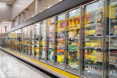 İçinde ürün rafları olan No Frills süpermarketinin iç manzarası. Toronto, Kanada - 3 Ekim 2025.