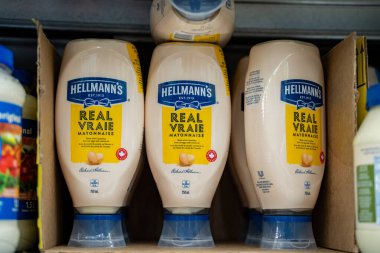 Hellmann 'ın mayonez şişelerini süpermarket rafına kapatın. Toronto, Kanada - 3 Ekim 2025.