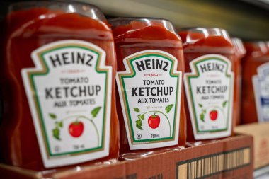 Süpermarket rafındaki Heinz ketçap şişelerini kapat. Toronto, Kanada - 3 Ekim 2025.
