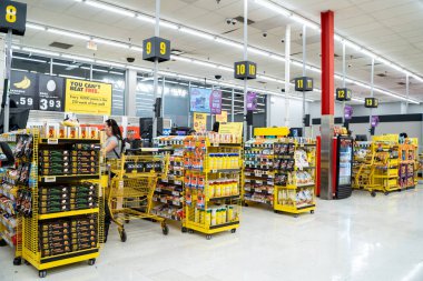 No Frills süpermarketindeki gişelere bak. Toronto, Kanada - 3 Ekim 2025.