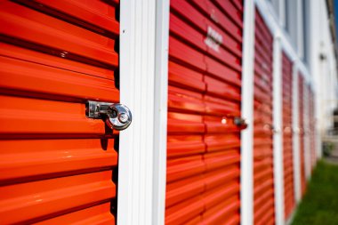 Kilitli kırmızı depo kapılarını kapatın..