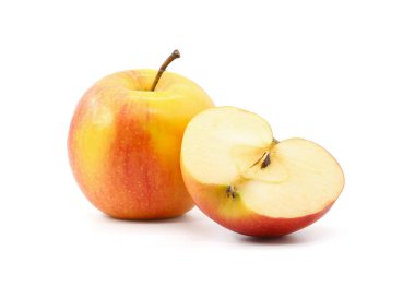 İki elma yarım kesilmiş beyaz arkaplan