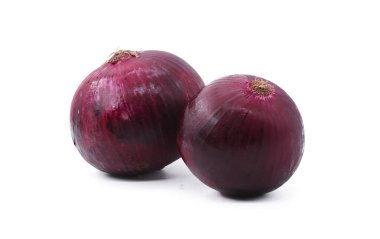 beyaz zemin üzerine iki kırmızı soğan