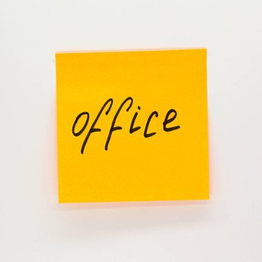 Yapışkan notun üzerine el yazısıyla yazılmış ofis kelimesi