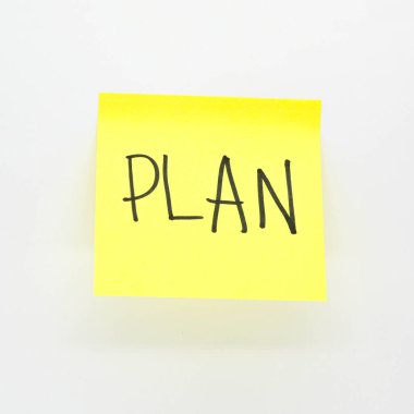 Yapışkan nota el yazısıyla yazılmış plan kelimesi
