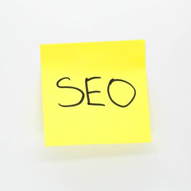 Yapışkan notta el yazısıyla yazılmış SEO kelimesi