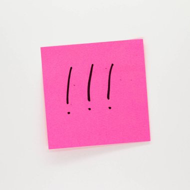 Yapışkan notta el yazısıyla üç ünlem işareti var.