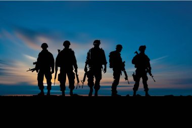 Siluetli Askerler Mavi Şafak 'a karşı silah taşıyor