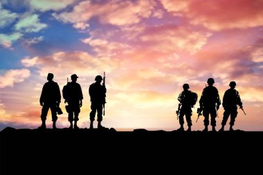 Siluetli Askerler Sıraya Girdiler Mezuniyet Turuncularına Karşı