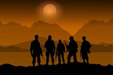 Siluetli Askerler Dağ sırtında Karanlık Dağ 'ın Üzerinde Turuncu Gün Batımına Karşı