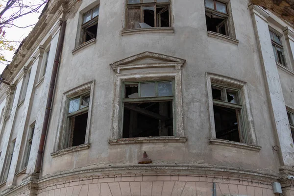 Ένα Παλιό Εγκαταλελειμμένο Κτίριο Σπασμένα Παράθυρα — Φωτογραφία Αρχείου