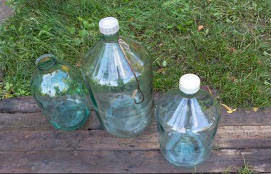 Ahşap bir yüzey üzerinde birkaç boş cam kavanoz yakın çekim.